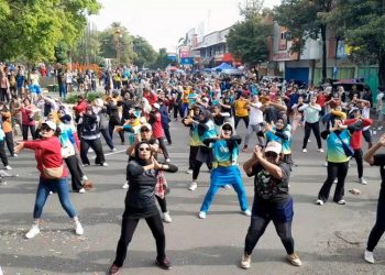 GUNA Solidarity Action 2025 di Pati menghadirkan fun walk, senam sehat, pemeriksaan kesehatan gratis, hiburan musik, hingga pembagian produk kacang yang menarik perhatian ratusan warga.