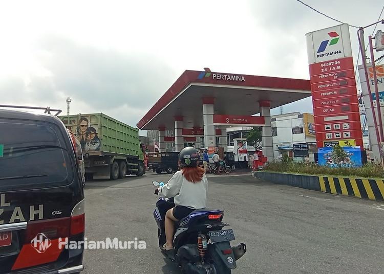 Stok biosolar menipis menyebabkan antrean panjang truk dan kendaraan diesel di sejumlah SPBU di Salatiga.