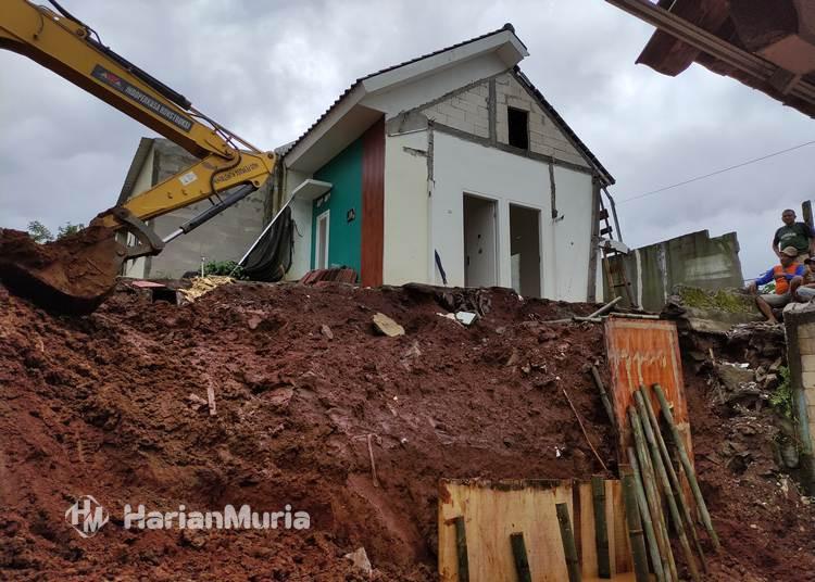 Buntut Longsor di Trisobo, Disperkim Kendal Perketat Izin Pembangunan Perumahan - Harianmuria Buntut longsor di Perumahan Trisobo, Disperkim Kendal akan memperketat izin dan menyusun ulang SOP pembangunan perumahan demi keselamatan warga.