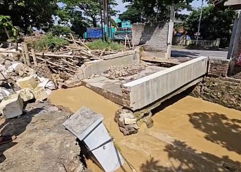 Tanggul darurat dan jembatan Sungai Widodaren di Pati kembali ambrol usai diterjang banjir kiriman.