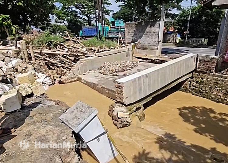 Tanggul Darurat Sungai Widodaren Pati Kembali Ambrol Diterjang Banjir Kiriman - Harianmuria Tanggul darurat dan jembatan Sungai Widodaren di Pati kembali ambrol usai diterjang banjir kiriman.
