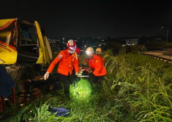 Korban selamat kecelakaan bus Cahaya Trans di Tol Krapyak Semarang menceritakan detik-detik bus melaju kencang di turunan hingga terguling.