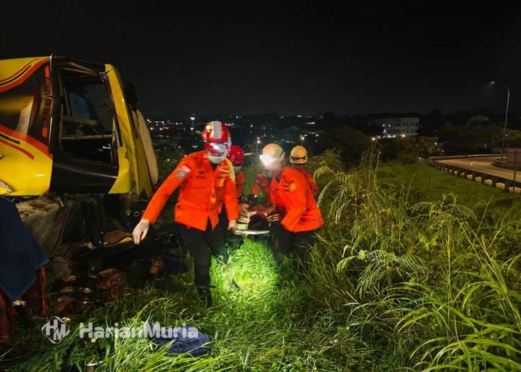 Bus Cahaya Trans Terguling di Exit Tol Krapyak Semarang, 15 Penumpang Meninggal - Harianmuria Korban selamat kecelakaan bus Cahaya Trans di Tol Krapyak Semarang menceritakan detik-detik bus melaju kencang di turunan hingga terguling.