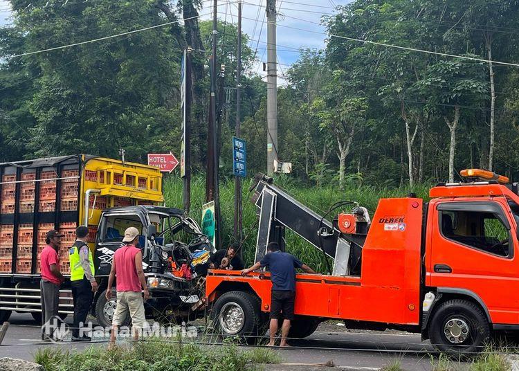 Kecelakaan terjadi di JLS Salatiga setelah truk Isuzu pengangkut ayam diduga mengalami rem blong dan menabrak truk lain di Simpang Empat Kumpulrejo.