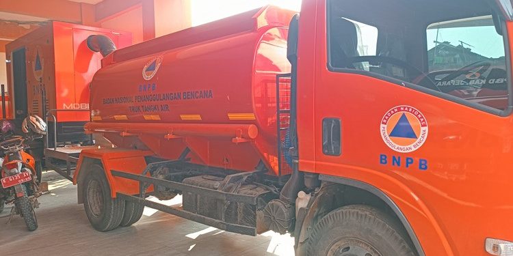 BPBD Jepara menerima bantuan truk tangki 4.000 liter dari pemerintah pusat untuk memperkuat armada penanggulangan bencana, khususnya distribusi air bersih di wilayah rawan kekeringan.