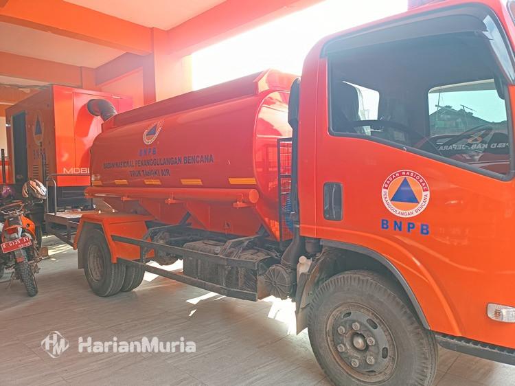 BPBD Jepara Terima Truk Tangki 4.000 Liter, Perkuat Armada Penanggulangan Bencana - Harianmuria BPBD Jepara menerima bantuan truk tangki 4.000 liter dari pemerintah pusat untuk memperkuat armada penanggulangan bencana, khususnya distribusi air bersih di wilayah rawan kekeringan.