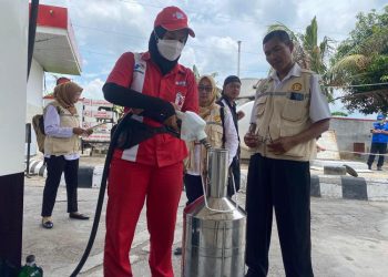 Jelang libur Natal dan Tahun Baru (Nataru), UPTD Metrologi Legal Dindagkop UKM Blora memastikan takaran BBM di 20 SPBU akurat dan sesuai standar melalui inspeksi rutin.
