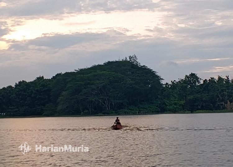 Waduk Greneng Blora menyimpan potensi wisata alam mirip Sarangan, tapi belum dilirik oleh pemerintah untuk digarap maksimal.