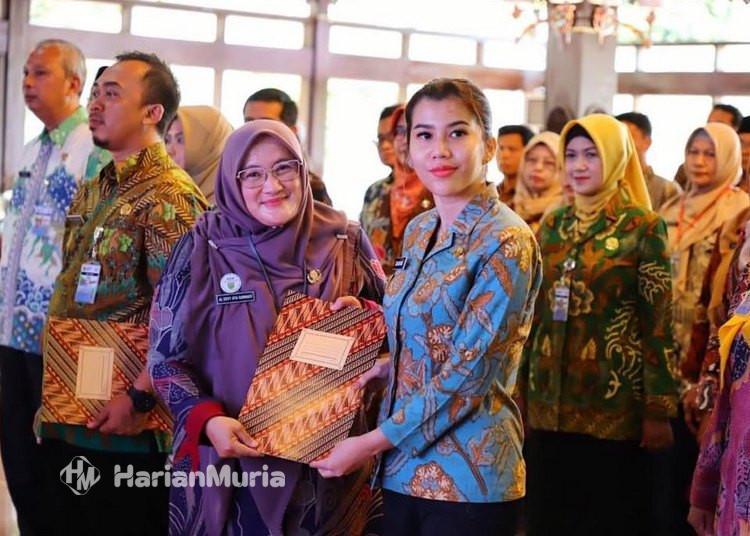 Bupati Kudus Serahkan SK 87 Kepala Sekolah dan 14 Kepala Puskesmas - Harianmuria Bupati Kudus menyerahkan SK penugasan kepada 87 kepala sekolah SD-SMP dan 14 kepala puskesmas untuk mengisi kekosongan jabatan dan meningkatkan pelayanan publik.