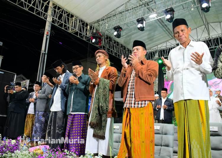 Ribuan jemaah mengikuti Pekalongan Bersholawat di Sragi sebagai ikhtiar spiritual agar Kabupaten Pekalongan terhindar dari bencana di tengah musim penghujan.
