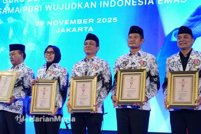 Wali Kota Pekalongan Achmad Afzan Arslan Djunaid meraih Anugerah Dwijapraja Nugraha pada HUT ke-80 PGRI 2025 berkat komitmen tinggi dalam meningkatkan mutu pendidikan dan kesejahteraan guru.