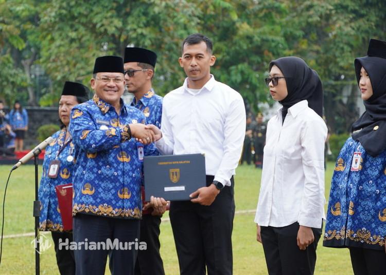 Pemkot Salatiga Serahkan 908 SK PPPK Paruh Waktu di Momen HUT KORPRI - Harianmuria Pemkot Salatiga menyerahkan 908 SK PPPK Paruh Waktu pada peringatan HUT KORPRI dan PGRI 2025 sebagai wujud penguatan SDM aparatur dan peningkatan kualitas layanan publik.