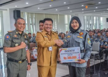 Wali Kota Salatiga menyerahkan insentif kepada 1.486 anggota Satlinmas sebagai wujud apresiasi dan komitmen Pemkot dalam meningkatkan kesejahteraan, serta memperjuangkan perlindungan BPJS Ketenagakerjaan.