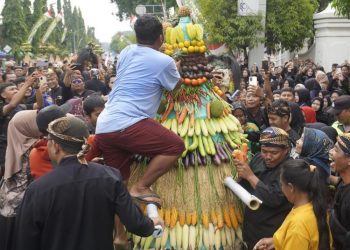Grebeg Hari Jadi ke-276 Blora berlangsung meriah, sebanyak 108 gunungan hasil bumi dan jajanan pasar ludes diserbu ribuan warga di sepanjang Jalan Pemuda.