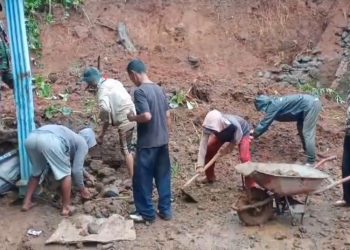 Puluhan warga Desa Jrahi, Gunungwungkal, Pati, gotong royong membersihkan material longsor yang merusak rumah warga.
