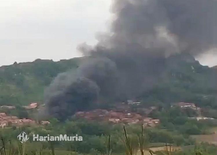 Kebakaran sumur minyak kembali terjadi di Desa Gandu, Blora, Selasa 6 Januari 2026, api dan asap hitam viral di medsos.