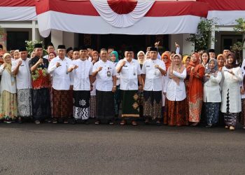 Mulai 2 Januari 2026, ASN Kabupaten Blora menjalankan program Jumat Bersarung dengan sarung batik khas Blora.