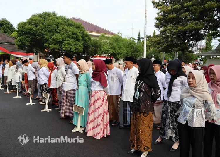 ASN Jumat Bersarung di Blora Resmi Berlaku, Tampil Modis dengan Batik Khas Daerah - Harianmuria Mulai 2 Januari 2026, ASN Kabupaten Blora menjalankan program Jumat Bersarung dengan sarung batik khas Blora.