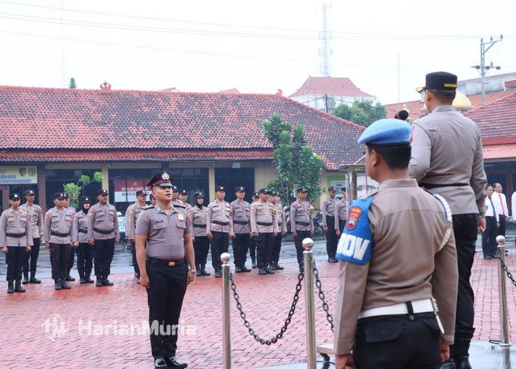 Terluka saat Amankan Demo Ricuh, Anggota Polres Jepara Dapat Kenaikan Pangkat Luar Biasa - Harianmuria Terluka saat mengamankan demo ricuh, Brigadir Zachwan Maulana anggota Polres Jepara mendapat kenaikan pangkat luar biasa sebagai bentuk apresiasi institusi Polri.