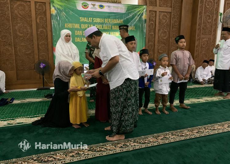 'Jurus Langit' Bupati Arief, Awali Tahun 2026 dengan 4.444 Selawat Nariyah - Harianmuria Bupati Blora Arief Rohman menyerahkan santunan kepada anak yatim usai salat Subuh berjemaah di Masjid Agung Baitunnur, Kamis, 1 Januari 2026. (Dok. Setda Blora/Harianmuria.com)