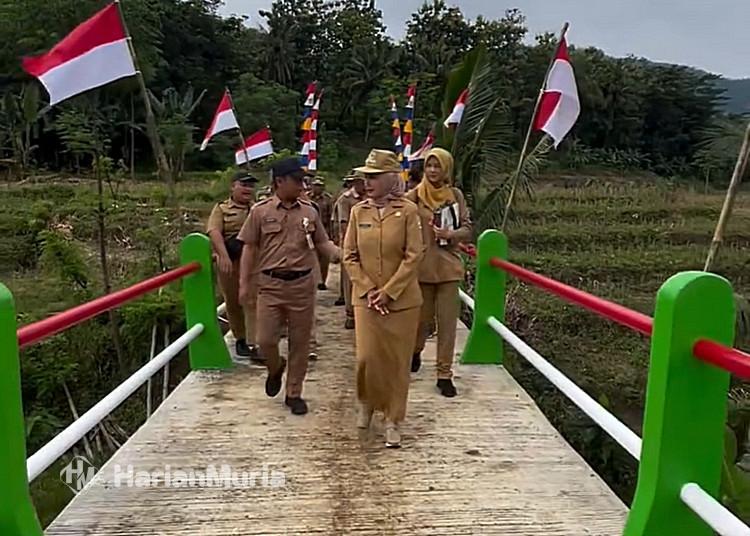 Bupati Kendal Dyah Kartka Permanasari meninjau jembatan di Desa Cening yang baru diresmikan. (IG mbaktikakendal/Harianmuria.com)