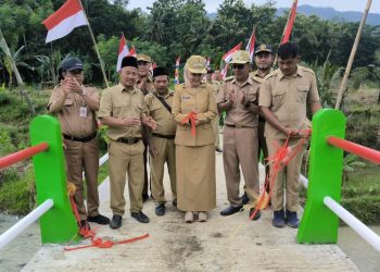 Bupati Kendal meresmikan jembatan Desa Cening, Singorojo, sebagai akses aman menuju lahan pertanian dan upaya mitigasi agar warga tak lagi terseret arus sungai.