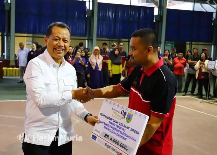 Pemkab Kudus Salurkan Bantuan Rp570 Juta untuk Modal Usaha dan Tenda PKL - Harianmuria Pemkab Kudus menyalurkan bantuan tenda dan modal usaha senilai Rp570 juta bagi PKL melalui program CSR Bank Jateng, mendukung pemberdayaan ekonomi lokal.