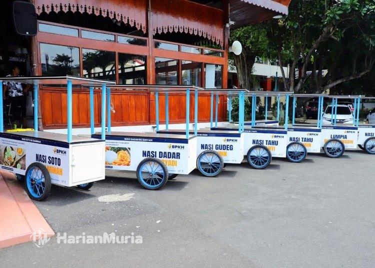 BPKH menyalurkan 50 gerobak dan tenda untuk PKL Kudus di Pendapa Kabupaten Kudus untuk mendorong ekonomi rakyat dan kesejahteraan pedagang.