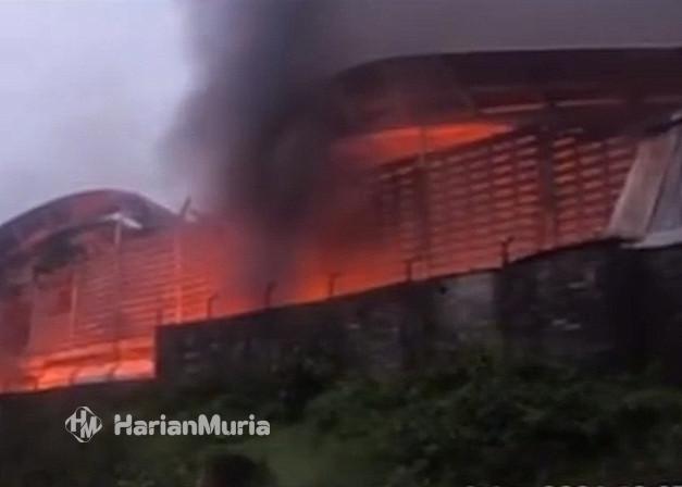 Gudang mebel PT Pijar Sukma di Tahunan Jepara terbakar pada Selasa sore (6/1/2026), kerugian material ditaksir mencapai Rp20 miliar.