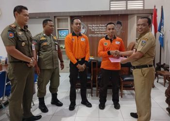 Ketua Kwarcab Gerakan Pramuka Jepara, Ratib Zaini saat melepas dua relawan untuk diberangkatkan ke Aceh. (Dok. Pemkab Jepara/Harianmuria.com)