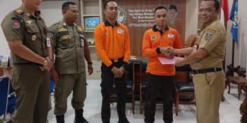 Ketua Kwarcab Gerakan Pramuka Jepara, Ratib Zaini saat melepas dua relawan untuk diberangkatkan ke Aceh. (Dok. Pemkab Jepara/Harianmuria.com)