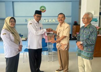 Mantan Bupati Blora RM Yudhi Sancoyo menyerahkan lima buku Sejarah Akademi Teknologi Ronggolawe (ATR) ke Perpusda Blora sebagai upaya penguatan literasi daerah.