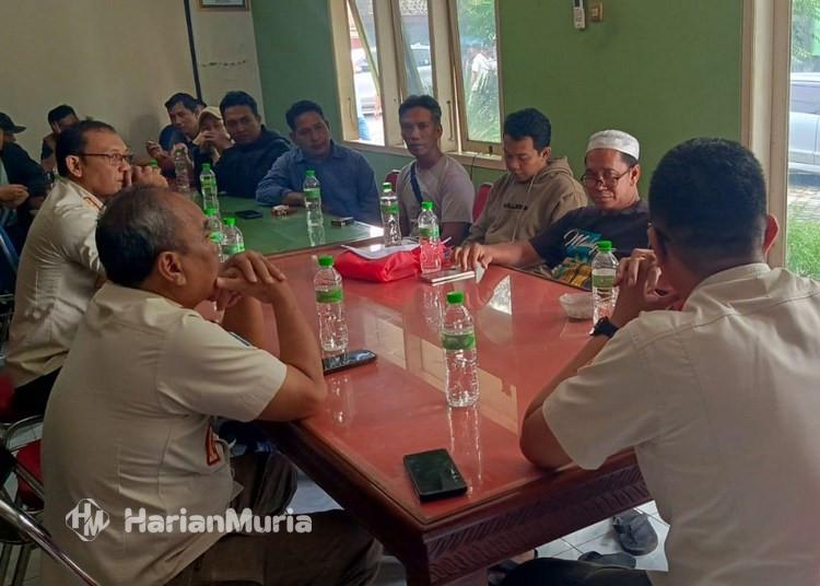 Sejumlah pedagang sayur malam Pasar Bitingan menolak relokasi ke Pasar Saerah dan mendatangi Kantor Satpol PP Kudus.