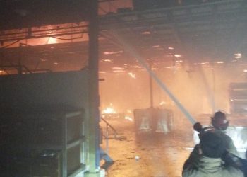 Gudang mebel PT Pijar Sukma di Tahunan Jepara terbakar pada Selasa sore (6/1/2026), kerugian material ditaksir mencapai Rp20 miliar.