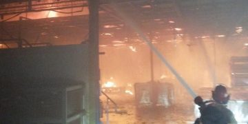 Gudang mebel PT Pijar Sukma di Tahunan Jepara terbakar pada Selasa sore (6/1/2026), kerugian material ditaksir mencapai Rp20 miliar.