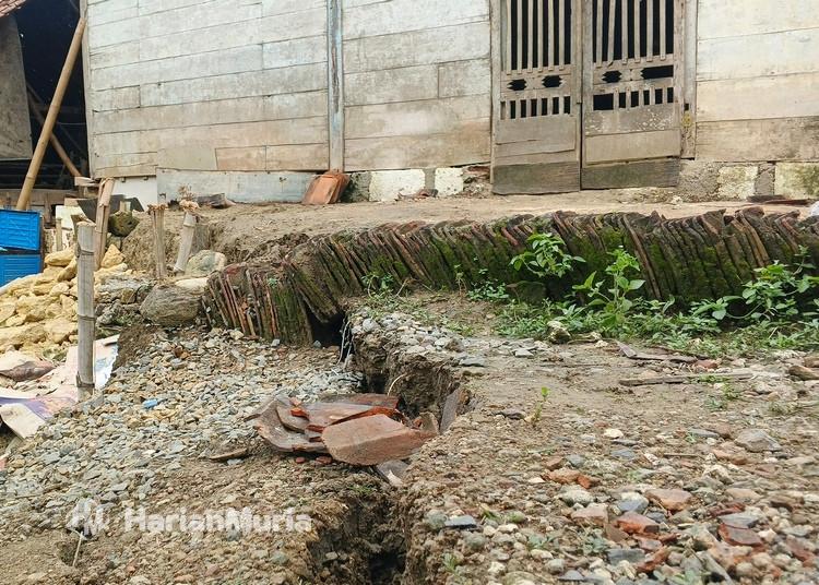 DPUPR Blora menyoroti air limbah rumah tangga sebagai pemicu tanah ambles di Desa Buluroto.