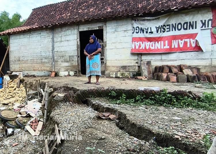 Tanah Ambles di Buluroto Blora Meluas, Rekahan Muncul di Rumah Warga dan Kandang Ternak - Harianmuria Tanah ambles di Desa Buluroto Blora meluas, rekahan baru muncul di rumah warga dan kandang ternak.