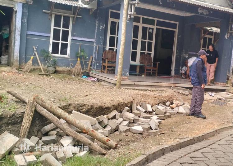 Tanah ambles di Desa Tutup, Tunjungan Blora mengancam rumah warga, BPBD batasi akses kendaraan roda empat untuk mencegah kondisi makin parah.
