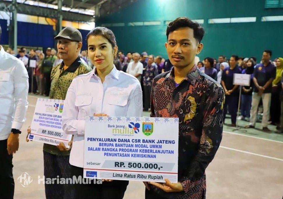 Pemkab Kudus Salurkan Bantuan Rp570 Juta untuk Modal Usaha dan Tenda PKL - Harianmuria Pemkab Kudus menyalurkan bantuan tenda dan modal usaha senilai Rp570 juta bagi PKL melalui program CSR Bank Jateng, mendukung pemberdayaan ekonomi lokal.