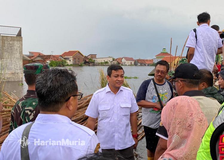 Wali Kota Pekalongan Achmad Afzan Arslan Djunaid meninjau penanganan tanggul jebol di Pabean, pastikan pengungsi mulai ditangani.