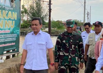 Wali Kota Pekalongan Achmad Afzan Arslan Djunaid meninjau penanganan tanggul jebol di Pabean, pastikan pengungsi mulai ditangani.