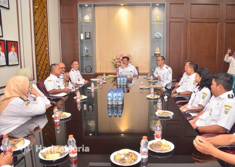 Pangkas Jarak Birokrasi, Wali Kota Salatiga Ngantor di Kelurahan Tiap Kamis - Harianmuria Wali Kota Salatiga Robby Hernawan berencana ngantor di kelurahan tiap Kamis untuk memangkas jarak birokrasi dan memperkuat komunikasi dengan warga.