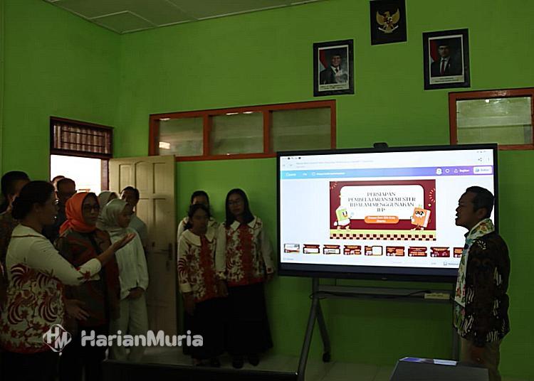 Pastikan Program Digitalisasi Optimal, Wamendikdasmen Tinjau Sekolah Penerima IFP di Blora - Harianmuria Wamendikdasmen Fajar Riza Ul Haq meninjau sekolah penerima Interactive Flat Panel (IFP) di Blora untuk memastikan program digitalisasi pembelajaran berjalan optimal.