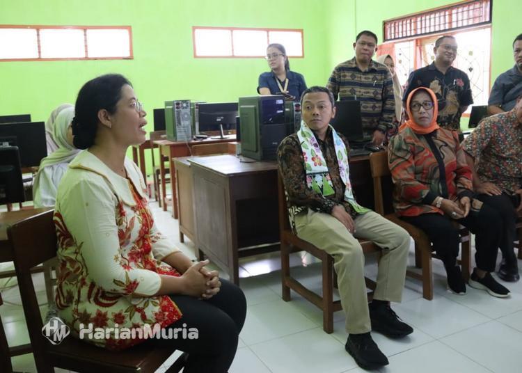 Pastikan Program Digitalisasi Optimal, Wamendikdasmen Tinjau Sekolah Penerima IFP di Blora - Harianmuria Wamendikdasmen Fajar Riza Ul Haq meninjau sekolah penerima Interactive Flat Panel (IFP) di Blora untuk memastikan program digitalisasi pembelajaran berjalan optimal.