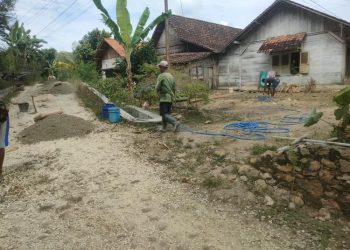 Belasan tahun rusak tanpa perbaikan, warga Desa Nglebur, Jiken, Blora swadaya memperbaiki jalan sepanjang 60 meter dengan dana patungan dan gotong royong.