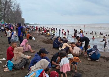 Pantai Wonokerto di Pekalongan ramai dikunjungi 11.000 wisatawan saat libur Tahun Baru 2026.