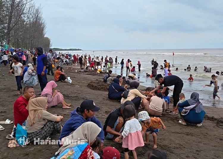 Pantai Wonokerto Pekalongan Diserbu 11.000 Wisatawan Saat Libur Tahun Baru 2026 - Harianmuria Pantai Wonokerto di Pekalongan ramai dikunjungi 11.000 wisatawan saat libur Tahun Baru 2026.