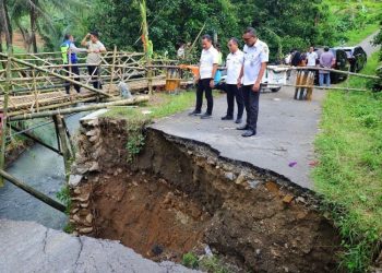 Jembatan Desa Menawan Ambrol, Bupati Kudus Instruksikan Penanganan Lanjutan