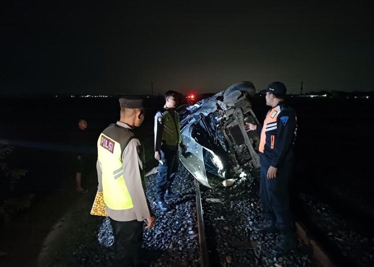 Kecelakaan Mobil Sigra Vs KA Pandalungan di Grobogan, 3 Orang Tewas - Harianmuria Kecelakaan Mobil Sigra Vs KA Pandalungan di Grobogan, 3 Orang Tewas | Harianmuria