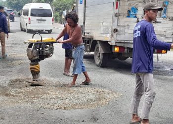 Jalan Rusak di Pati Telan Korban Jiwa, Warga Lakukan Perbaikan Swadaya